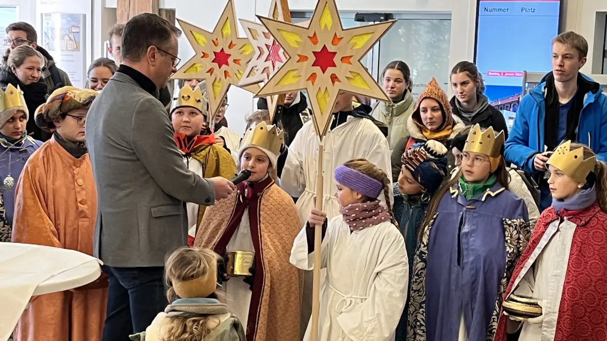 Sternsinger Rottenburg beim Singen mit OB