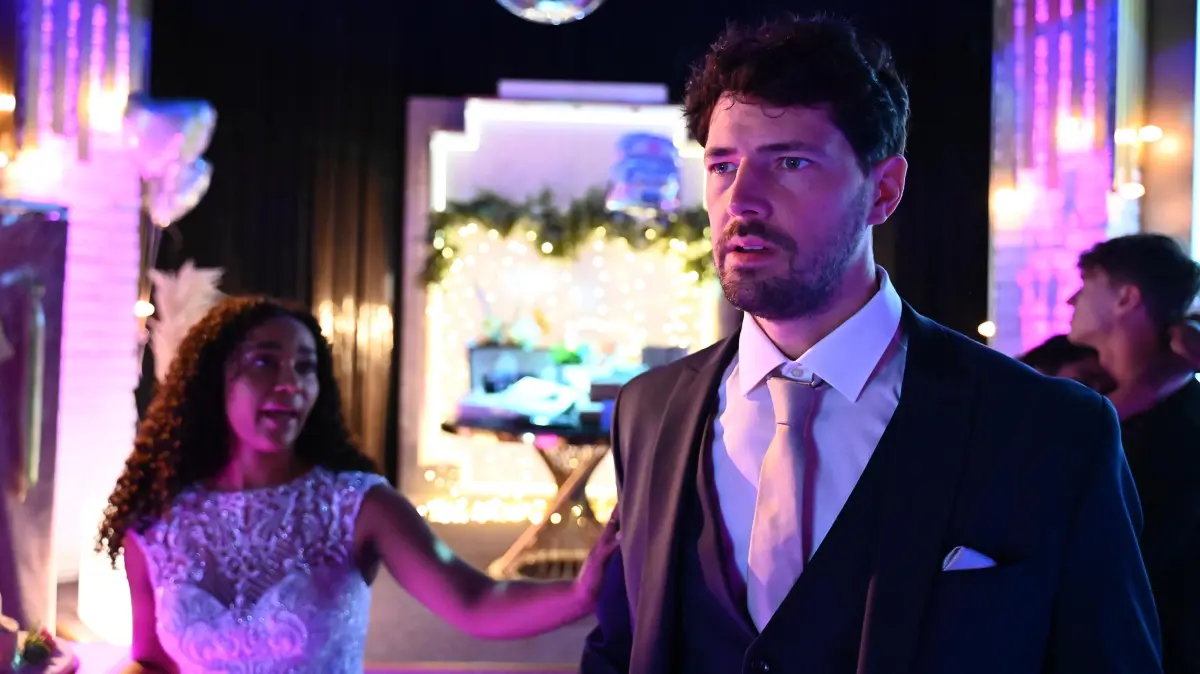 Jan (Daniel Noah) ahnt, dass sein Tod kurz bevorsteht. Imani (Féréba Koné) merkt, dass es ihrem Mann schlecht geht.