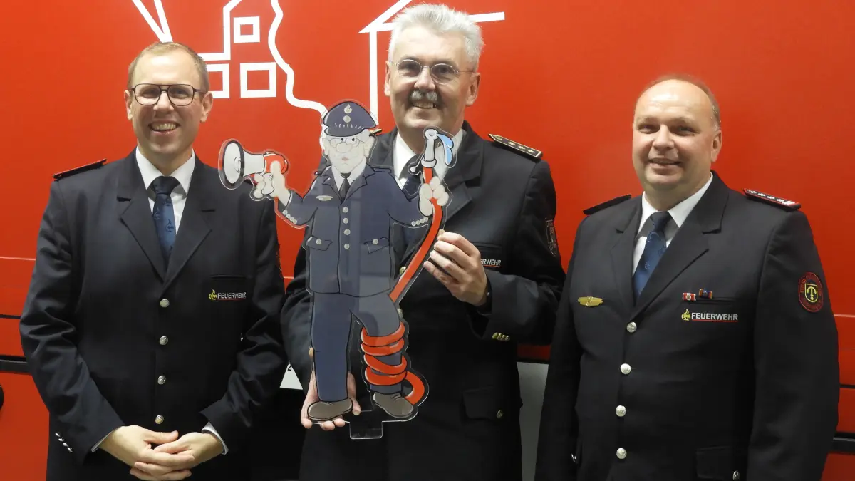 Der scheidende KBM Frank Jahraus, flankiert von BM Ferdinand Truffner (links) und Gesamtkommandant Dieter Eger, mit einem seiner zahlreichen, wohlüberlegten und nicht alltäglichen Geschenken