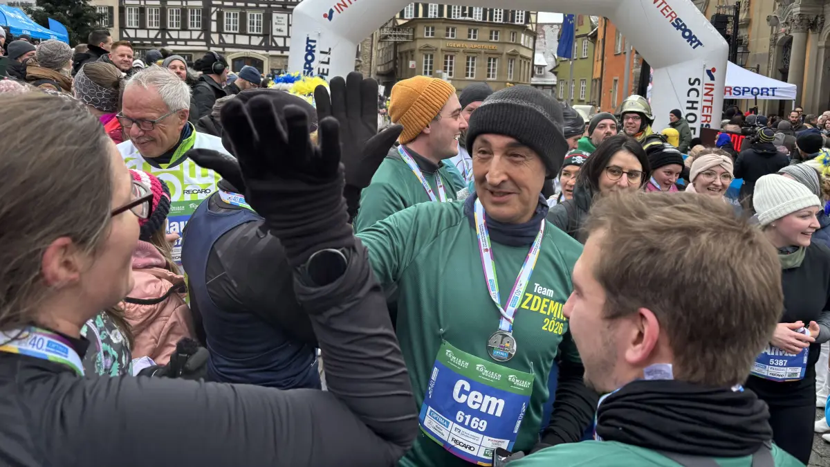 High Five nach dem Fünf-Kilometer-Lauf: Grünen-Spitzenpolitiker Cem Özdemir zeigt sich beim Dreikönigslauf in Schwäbisch Hall bürgernah.