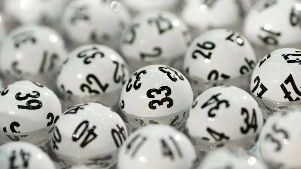 Offizielle Lotto-Kugeln im Sendezentrum des ZDF: ARCHIV - 6 Richtige aus der Urne der 49: Wer noch die Superzahl richtig getippt hat, freut sich über den Lotto-Jackpot. (zu dpa: «Plötzlich Millionär: Sieben Tipps für Lottogewinner») Foto: Fredrik von Erichsen/dpa/dpa-tmn - Honorarfrei nur für Bezieher des dpa-Themendienstes +++ dpa-Themendienst +++