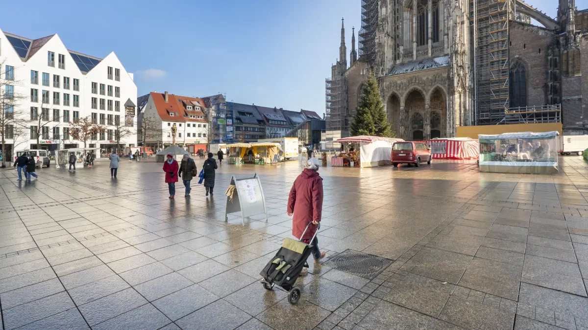 Wochenmarktbeschicker und die Kälte, deswegen bleiben manche Beschicker aus; wer seine Ware wie schützt