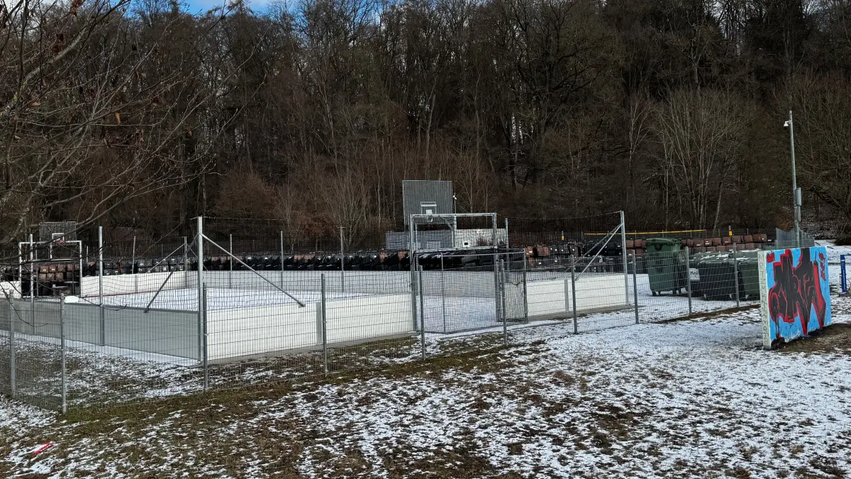 Mülltonnen in Illertissen auf Skateplatz zwischengelager, Ecke Siemensstraße/Robert-Koch-Straße