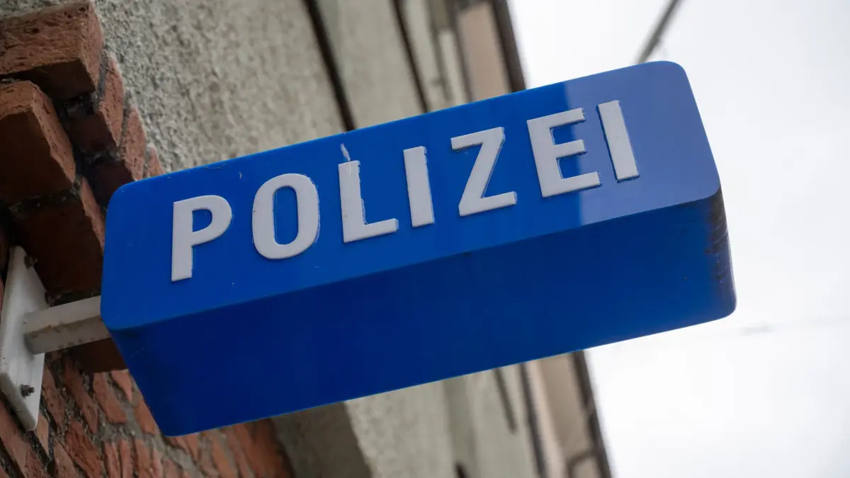 Polizei - Symbolbild: ARCHIV - 22.11.2023, Bayern, München: Ein Schild hängt am Eingang zu einer Polizeiinspektion. (zu dpa: «Ehrlicher Finder liefert Goldmünzen bei Polizei ab») Foto: Peter Kneffel/dpa +++ dpa-Bildfunk +++