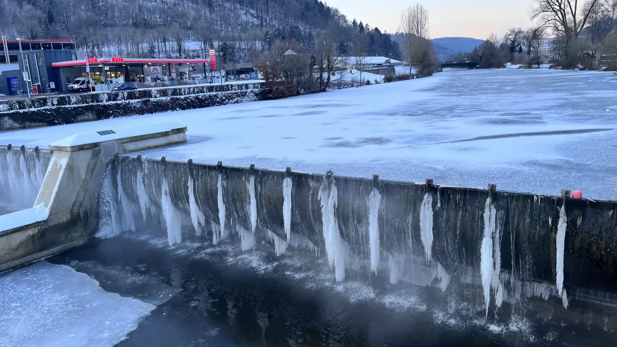Oberhalb des Stauwehrs ist der Neckar in Horb gefroren.