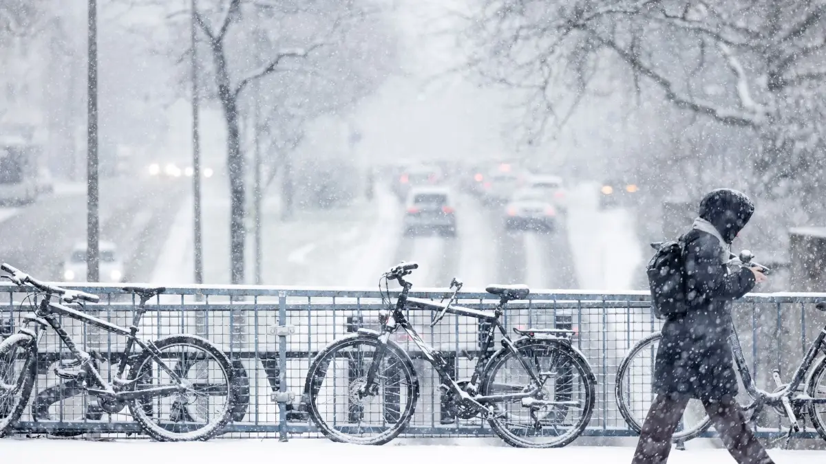 Schneebedeckte Fahrräder im dichten Schneetreiben: ARCHIV - Wer wegen winterlicher Straßenverhältnisse nicht zur Arbeit erscheint, erhält für die ausgefallene Zeit keinen Lohn: Das Wegerisiko liegt bei den Beschäftigten. (zu dpa: «Winterchaos auf dem Arbeitsweg: Was für Beschäftigte gilt») Foto: Rolf Vennenbernd/dpa/dpa-tmn - Honorarfrei nur für Bezieher des dpa-Themendienstes +++ dpa-Themendienst +++