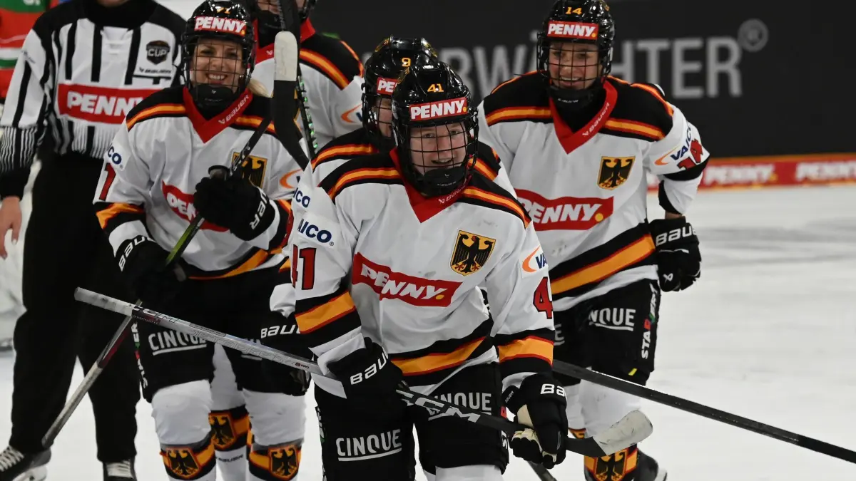 Mathilda Heine: ARCHIV - 08.11.2025, Bayern, Landshut: Eishockey, Frauen: Deutschland-Cup Frauen, Deutschland - Ungarn, 4. Spieltag. Mathilda Heine (2.v.r.) fährt nach ihrem Tor zum 7:1 Richtung Bank. Die erst 16-Jährige steht auch im Olympia-Kader. (zu dpa: «NHL-Stars im Olympia-Kader: DEL-Topscorer bleiben zu Hause») Foto: Markus Lenhardt/dpa +++ dpa-Bildfunk +++