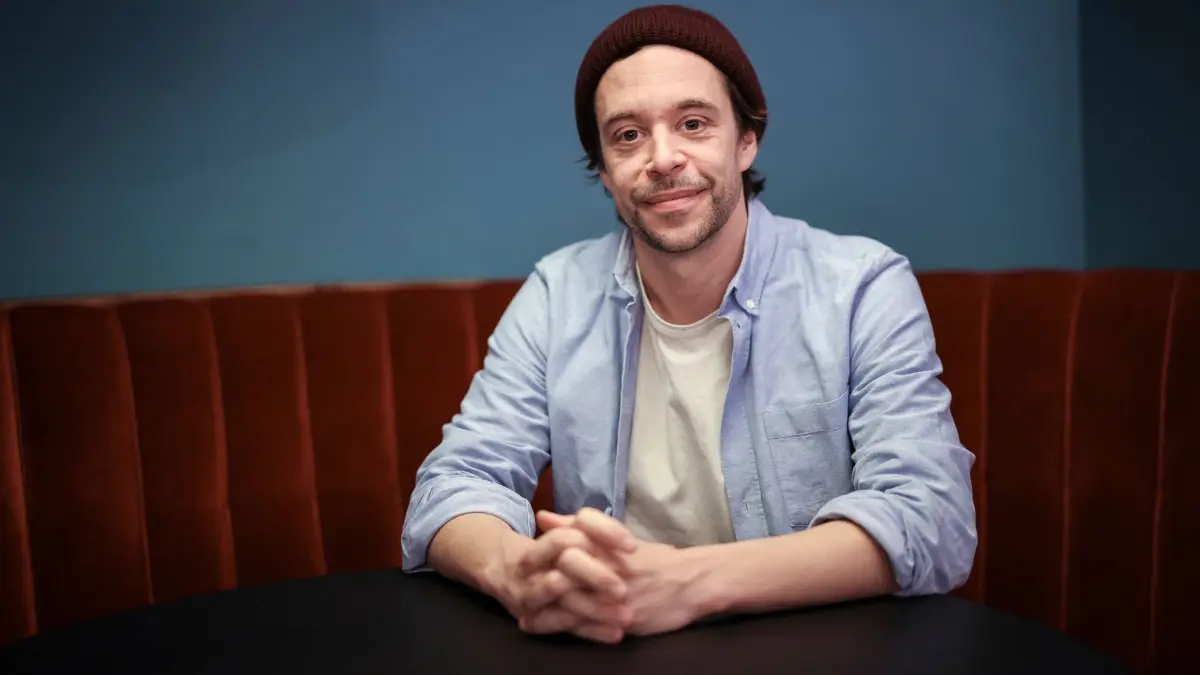 Kinotour „Checker Tobi 3“: ARCHIV - 04.12.2025, Hamburg: Tobias Krell (Checker Tobi) bei der Vorstellung seines neuen Kinofilms «Checker Tobi 3: Die Heimliche Herrscherin der Erde» im Abaton Kino. Am 8. Januar 2026 startet Checker Tobis dritter Kinofilm. (zu dpa: «Wie alles angefangen hat: «Checker Tobi» reist wieder fürs Kino») Foto: Christian Charisius/dpa +++ dpa-Bildfunk +++