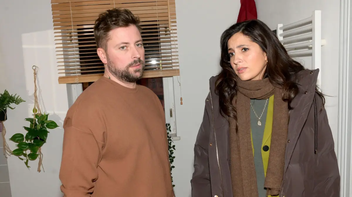 Laura (Chryssanthi Kavazi) erklärt John (Felix von Jascheroff), dass sie die Wahrheit über Zoe herausfinden wird.