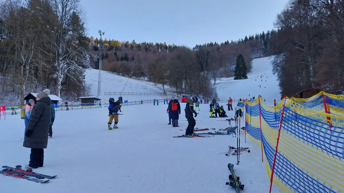 Maschinelle Beschneiung sei Dank: In Ebingen hat die Skisaison bereits begonnen. Bis zur Mittelstation kann geliftet werden.