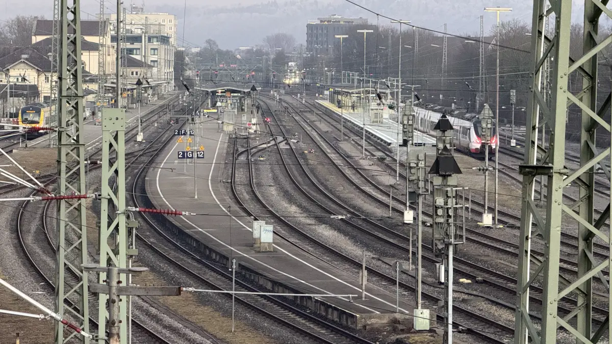 Tübingen Hauptbahnhof von der Radbrücke Ann Arbor Brücke
