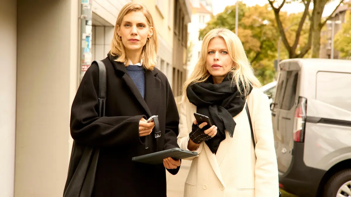 Stella (Bettine Langehein, l.) und Patrizia (Miriam Lahnstein) sind alarmiert, dass Jori wirklich einem Verbrechen zum Opfer gefallen sein muss.