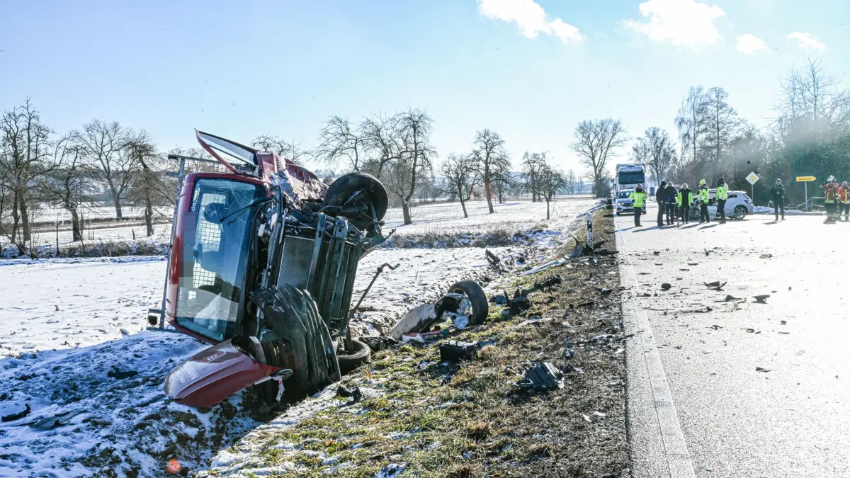 Eine Unfallstelle auf der Bundesstraße 290 zwischen Appensee und Jagstheim (Landkreis Schwäbisch Hall). Bei einem Frontalzusammenstoß zweier Fahrzeuge wurde eine Person schwer verletzt in ihrem Fahrzeug eingeklemmt, wie eine Polizeisprecherin mitteilte. Neben der Feuerwehr war auch ein Rettungshubschrauber an die Einsatzstelle beordert worden.