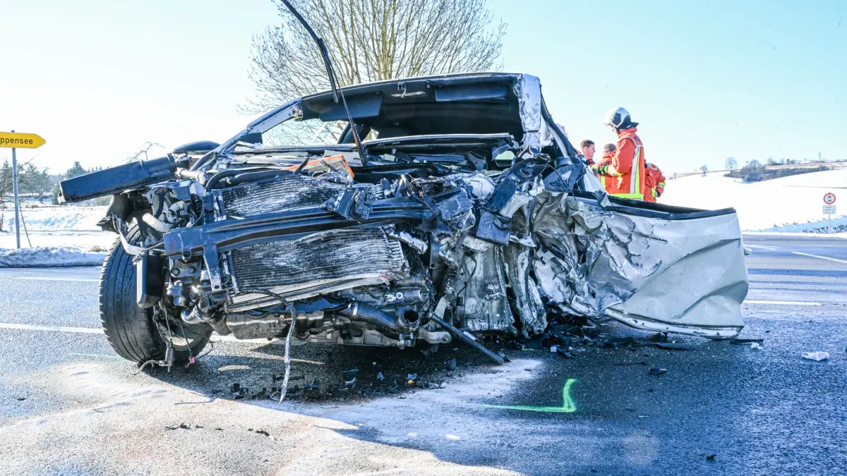 Eine Unfallstelle auf der Bundesstraße 290 zwischen Appensee und Jagstheim (Landkreis Schwäbisch Hall). Bei einem Frontalzusammenstoß zweier Fahrzeuge wurde eine Person schwer verletzt in ihrem Fahrzeug eingeklemmt, wie eine Polizeisprecherin mitteilte. Neben der Feuerwehr war auch ein Rettungshubschrauber an die Einsatzstelle beordert worden.