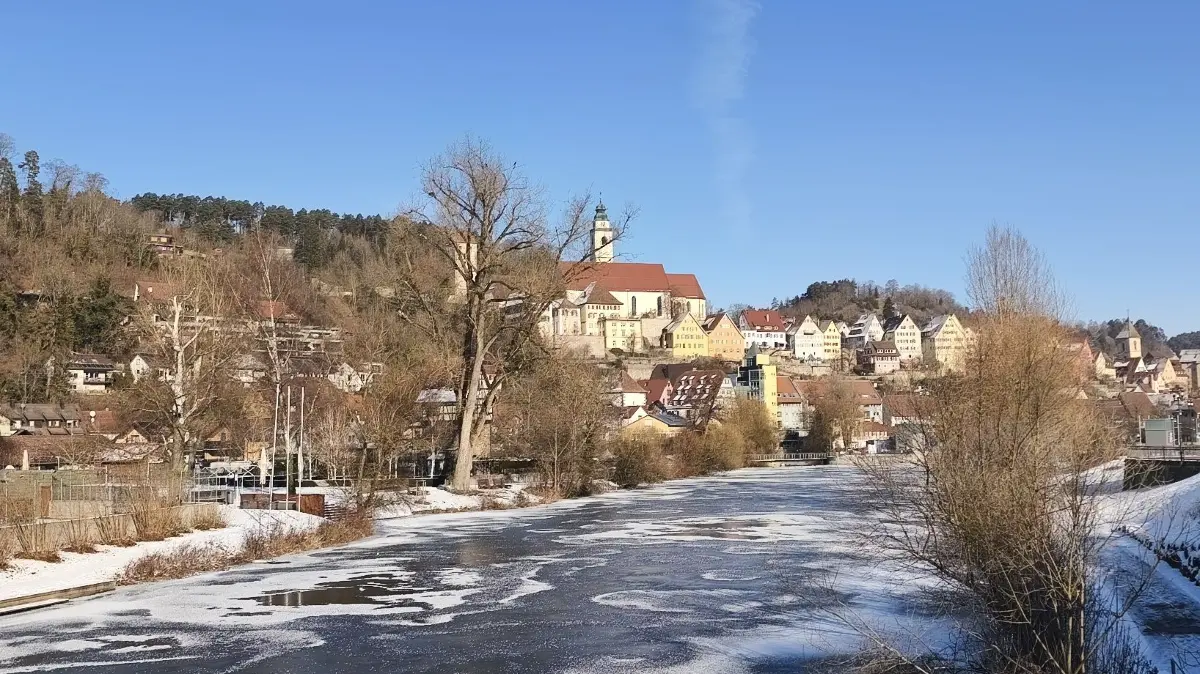 Der Neckar weist eine Eisschicht auf, die zu dünn ist, um gefahrlos draufzugehen.