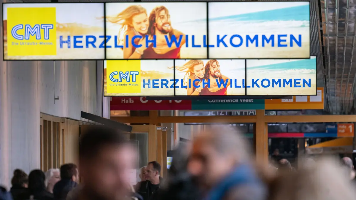 Besucher und Besucherinnen gehen während der Messe Caravan Motor Touristik (CMT) durch einen Gang. (zu dpa: «Stuttgarter Reisemesse CMT beginnt») +++ dpa-Bildfunk +++