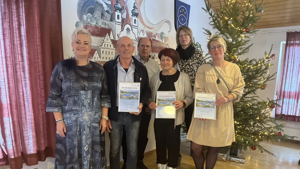 Neujahrsempfang Zwiefalten. Bürgermeisterin Alexandra Hepp mit den geehrten Ehrenamtlichen der Schwimmbadfreunde Robert Vollmeyer, Eberhard Schäfer, Rose Rother, Petra Sauter und Maria Lehmann (von links)