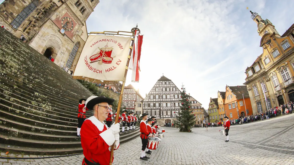 Fanfarenzug: Neujahrskonzert des Fanfarenzugs 1981 Schwäbisch Hall auf dem Marktplatz; rund 250 bis 300 Zuhörer