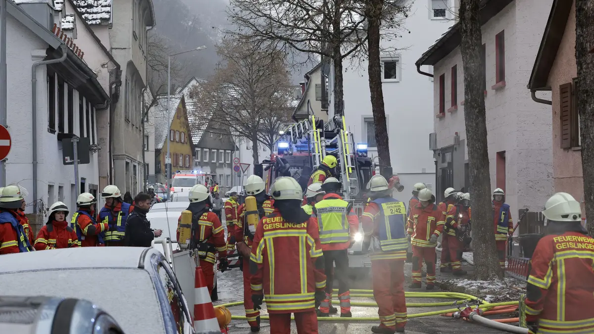 Die Rettungskräfte waren gefordert. 3 Verletzte bei Brand in einem Wohnhaus in der Adlerstraße 28 in Geislingen. Dei Feuerwehren aus Geislingen, Eybach, Weiler und Amstetten sowie das Deutsche Rote Kreuz, mit 9 Einsatzfahrzeugen und 23 Mann waren, gemeinsam mit der Polizei, am Einsatz beteiligt. Es brannte im Erdgeschoss des Hauses wobei die Feuerwehr ihre Mühen hatte das Übergreifen auf nebenstehende Häuser zu verhindern. Die dichte Bebauung der Geislinger Altstadt erschwerte die Löscharbeiten zudem.