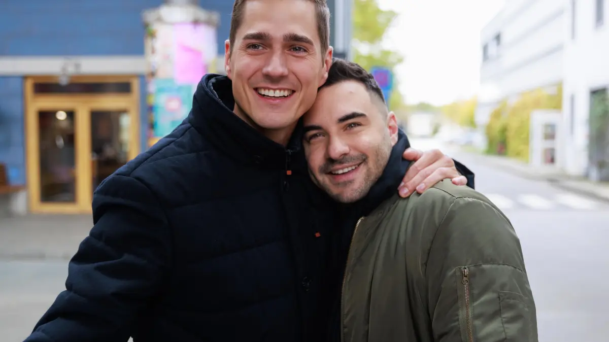 Ringo (Timothy Boldt, l.) und Easy (Lars Steinhöfel) genießen ihren Auftritt als Kleinfamilie.