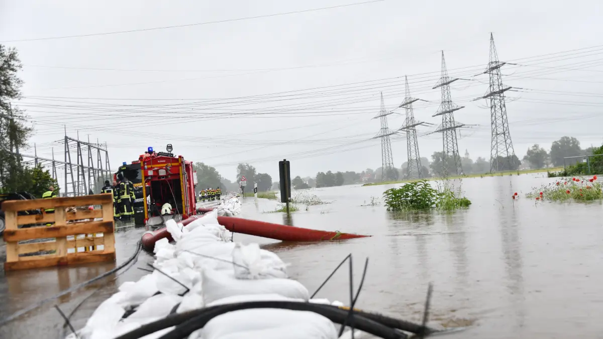 Land unter herrschte bei Dellmensingen im Sommer 2024. Die Fluten bedrohten auch das Umspannwerk.