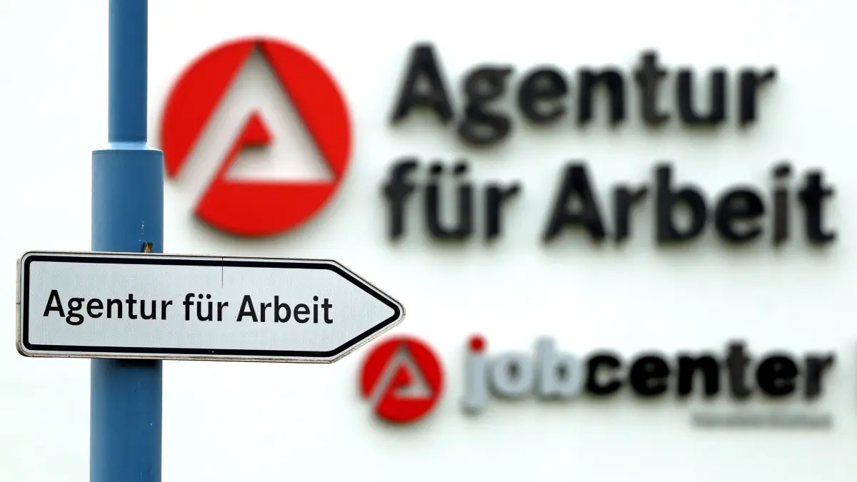 Arbeitsagentur: ARCHIV - 08.04.2014, Sachsen-Anhalt, Sangerhausen: Ein Schild weist den Weg zur Agentur für Arbeit. (zu dpa: «Arbeitsmarktzahlen für das Saarland») Foto: Jan Woitas/dpa +++ dpa-Bildfunk +++