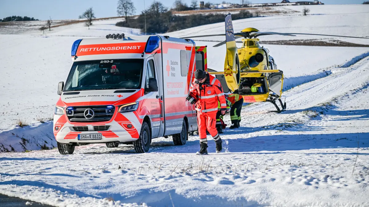 Eine Unfallstelle auf der Bundesstraße 290 zwischen Appensee und Jagstheim (Landkreis Schwäbisch Hall). Bei einem Frontalzusammenstoß zweier Fahrzeuge wurde eine Person schwer verletzt in ihrem Fahrzeug eingeklemmt, wie eine Polizeisprecherin mitteilte. Neben der Feuerwehr war auch ein Rettungshubschrauber an die Einsatzstelle beordert worden.