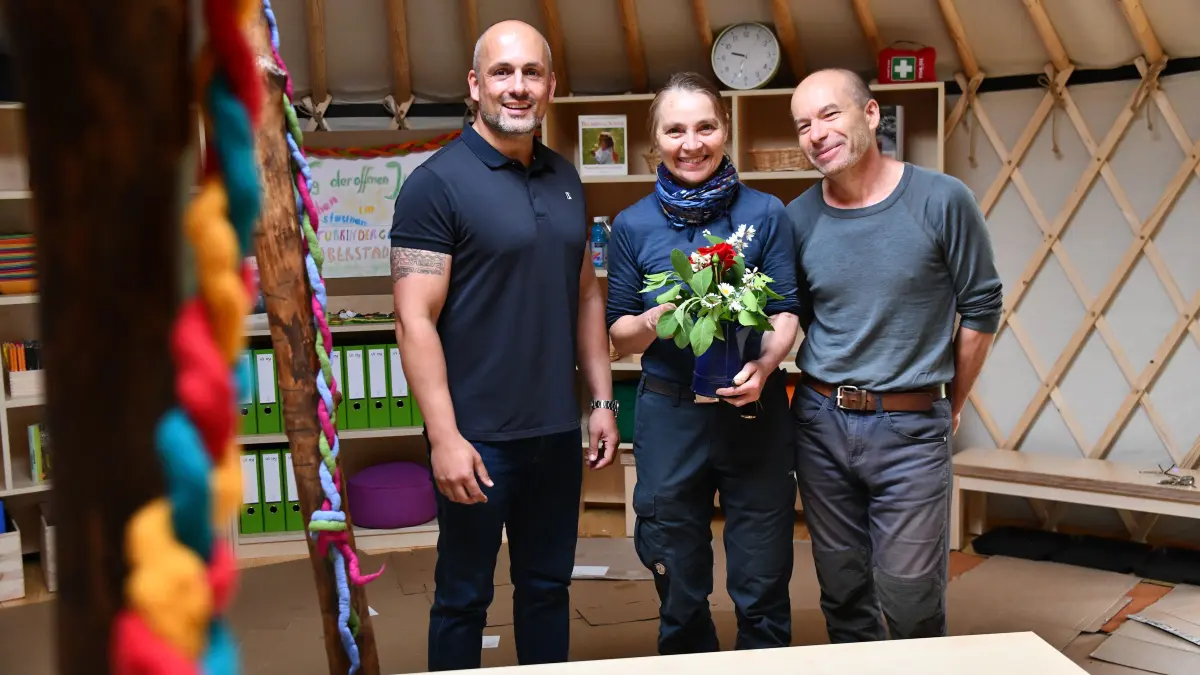 Oberstadions Bürgermeister Kevin Wiest (links) kurz vor der Eröffnung des Naturkindergartens zu Besuch in der Jurte. Die Einrichtung wird gut angenommen.