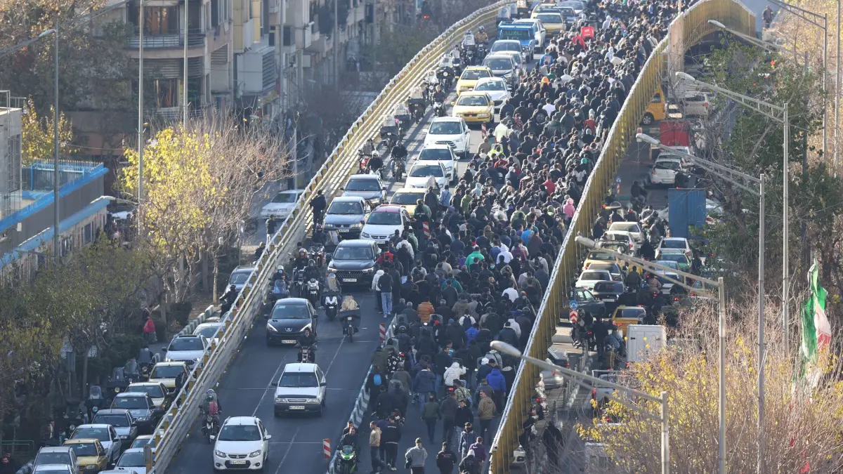Proteste in Teheran: ARCHIV - 29.12.2025, Iran, Teheran: Demonstranten marschieren in der Innenstadt von Teheran bei einem Protest gegen die schlechten wirtschaftlichen Bedingungen. (zu dpa: «Irans Justiz kündigt Prozesse im Schnellverfahren an») Foto: -/Fars News Agency/AP/dpa +++ dpa-Bildfunk +++