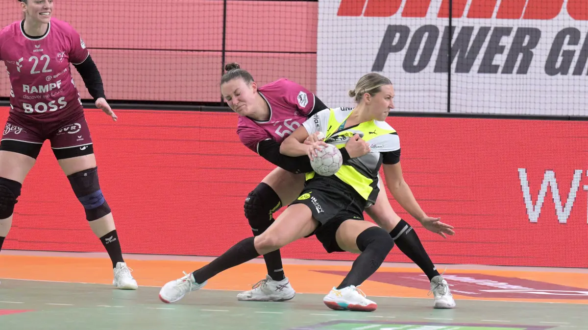 TusSies Metzingen vs. BVB Borussia Dortmund Handball, Handball, Alsco HBF, 12.Ligaspieltag, Saison 2025/2026, 07.01.2026: Carolin Huebner (TusSies Metzingen, #56) gegen Dana Bleckmann (BVB Borussia Dortmund Handball, #66)
TusSies Metzingen vs. BVB Borussia Dortmund Handball, Handball, Alsco HBF, 12.Ligaspieltag, Saison 2025/2026, 07.01.2026
Foto: Eibner-Pressefoto/Tobias Baur