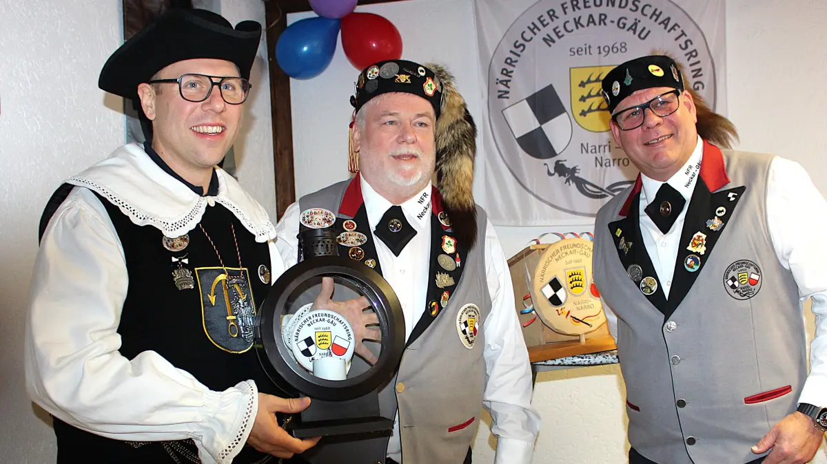 Bürgermeister Ferdinand Truffner (links) bekam vom Ringpräsidenten Thomas Fischer (Mitte) und dessen Stellvertreter Tobias Welte die Ringlaterne verliehen.
