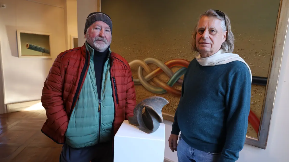 Norbert Stockhus (links) und Jonas Balena stellen Bilder und Skulpturen in der Villa Eugenia aus.