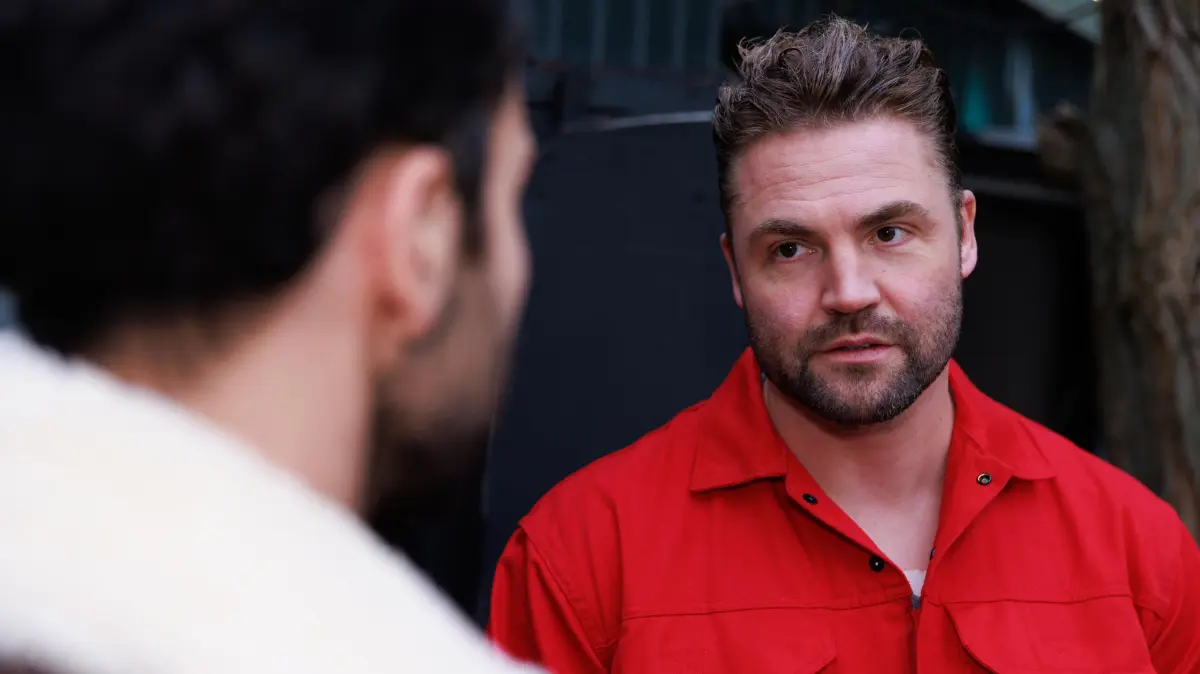 Baris (Metehan Demiröz, l.) merkt alarmiert, was die Razzia für Bambi (Ben Heinrich) alles zerstören kann.