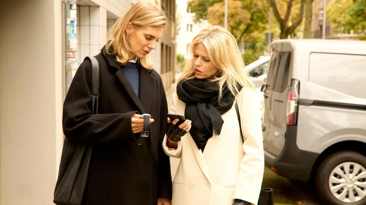 Stella (Bettine Langehein, l.) und Patrizia (Miriam Lahnstein) sind alarmiert, dass Jori wirklich einem Verbrechen zum Opfer gefallen sein muss.