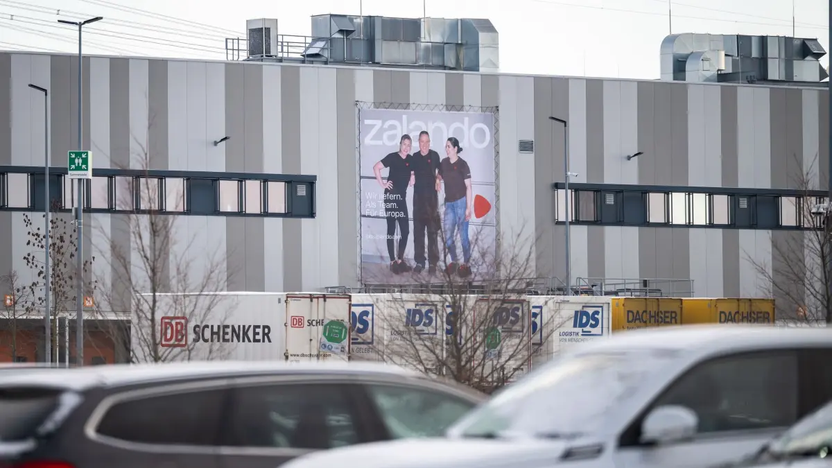 Zalando schließt Logistikzentrum Erfurt: 08.01.2026, Thüringen, Erfurt: Außenansicht des Zalando Logistikzentrums in Erfurt am 8. Januar 2026. Der deutsche Mode-Versandhändler Zalando schließt Ende September sein Logistikzentrum in Erfurt. Foto: Jacob Schröter/dpa +++ dpa-Bildfunk +++