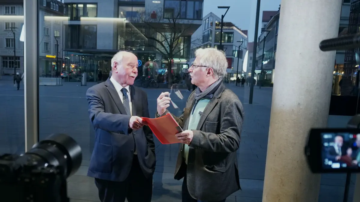Das waren die 90er Jahre in Ulm: Filmemacher Güntr Merkle (rechts) und Alt-Oberbürgermeister Ivo Gönner blicken zurück