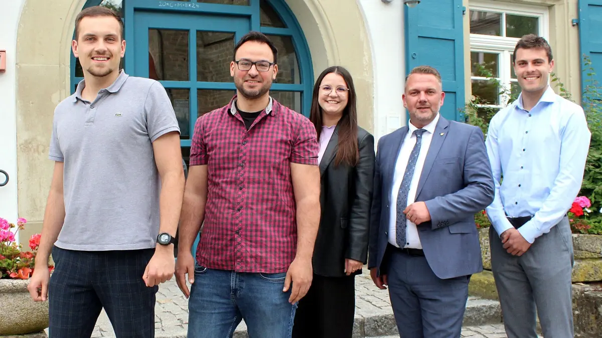 Obersontheims junge Rathausspitze will die Gemeinde finanziell auf Kurs halten: Bürgermeister Stephan Türke (2. von re) mit seinen neuen jungen Mitarbeitern: von li Lukas Fenzel (stellvertretender Kämmerer), Stephan Trittler (Ortsbaumeister), Antonia Otterbach (Hauptamtsleiterin) und Sven Maier (Kämmerer).