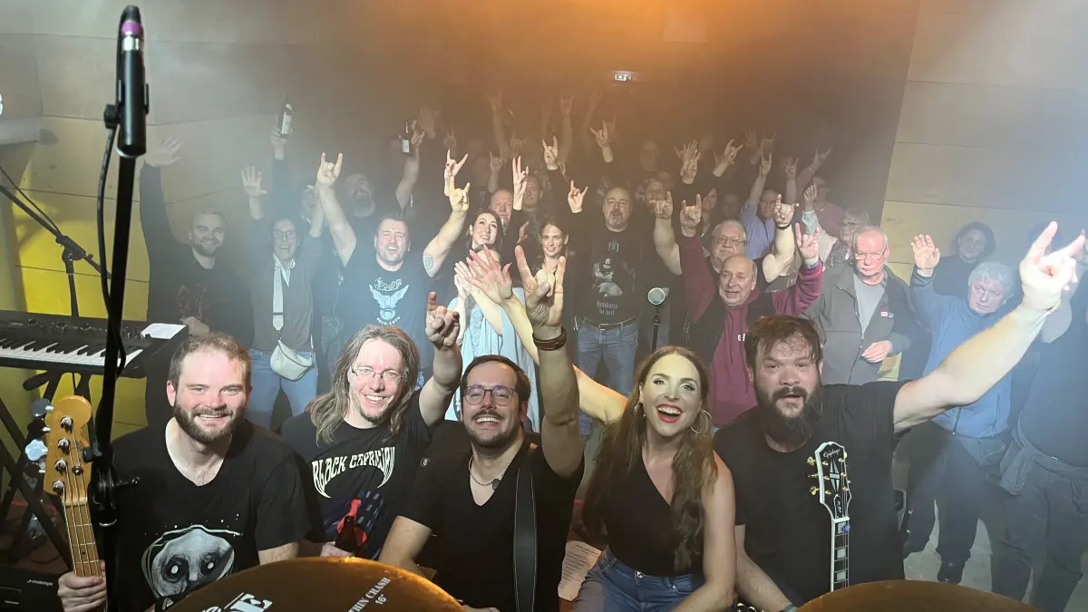 Die Riffs von Fading Lights donnerten durch die letzte Rauhnacht. Metalfans feierten die Band und den gesamten Abend.