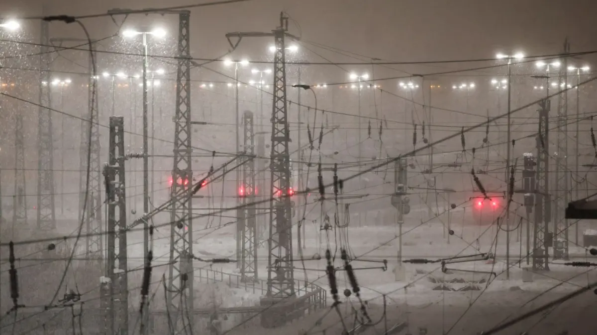 Winterwetter in Norddeutschland: 08.01.2026, Hamburg: ICE-Züge der Deutschen Bahn (DB) stehen bei starkem Schneefall im Betriebswerk Langenfelde-Stellingen auf den Gleisen. Foto: Christian Charisius/dpa +++ dpa-Bildfunk +++