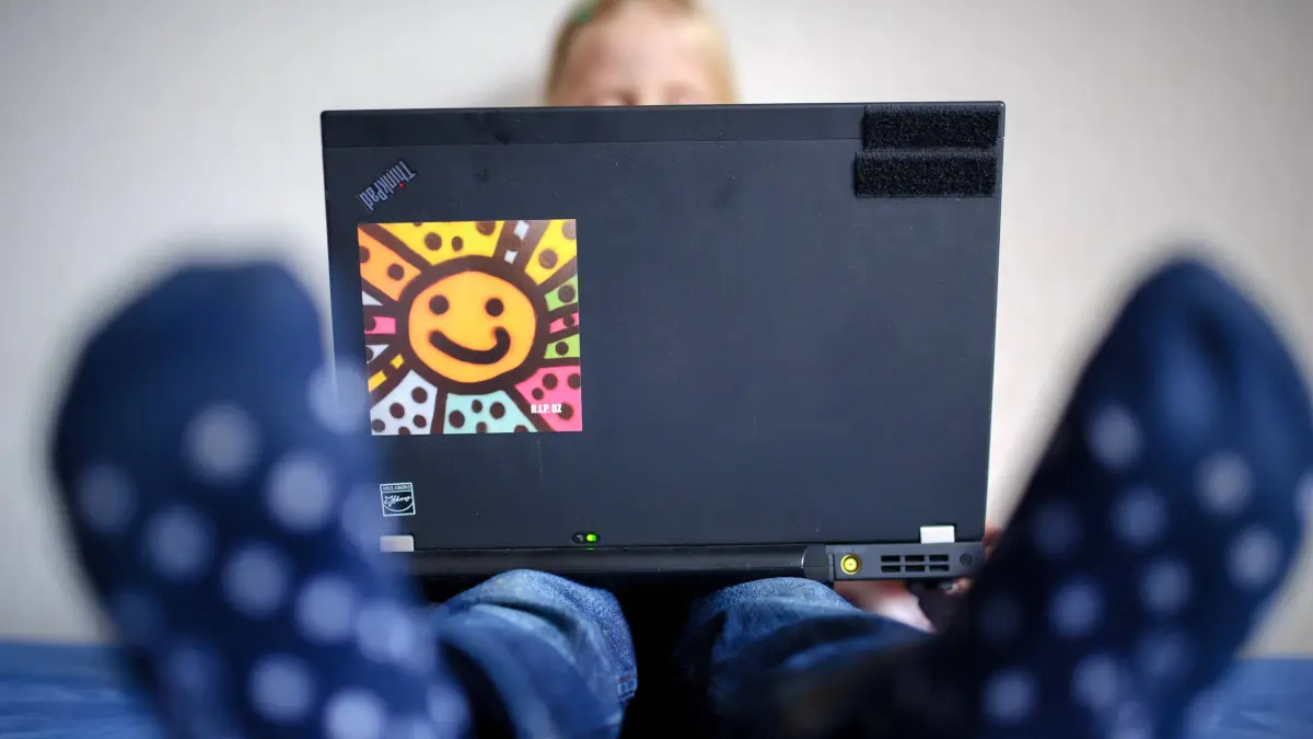 Ein Kind schaut auf einem Laptop einen Trickfilm aufgenommen am 06 01 2015 in Dresden: Ein Kind schaut auf einem Laptop einen Trickfilm, aufgenommen am 06.01.2015 in Dresden.
a Child looks on a Laptop a Animated film Date at 06 01 2015 in Dresden