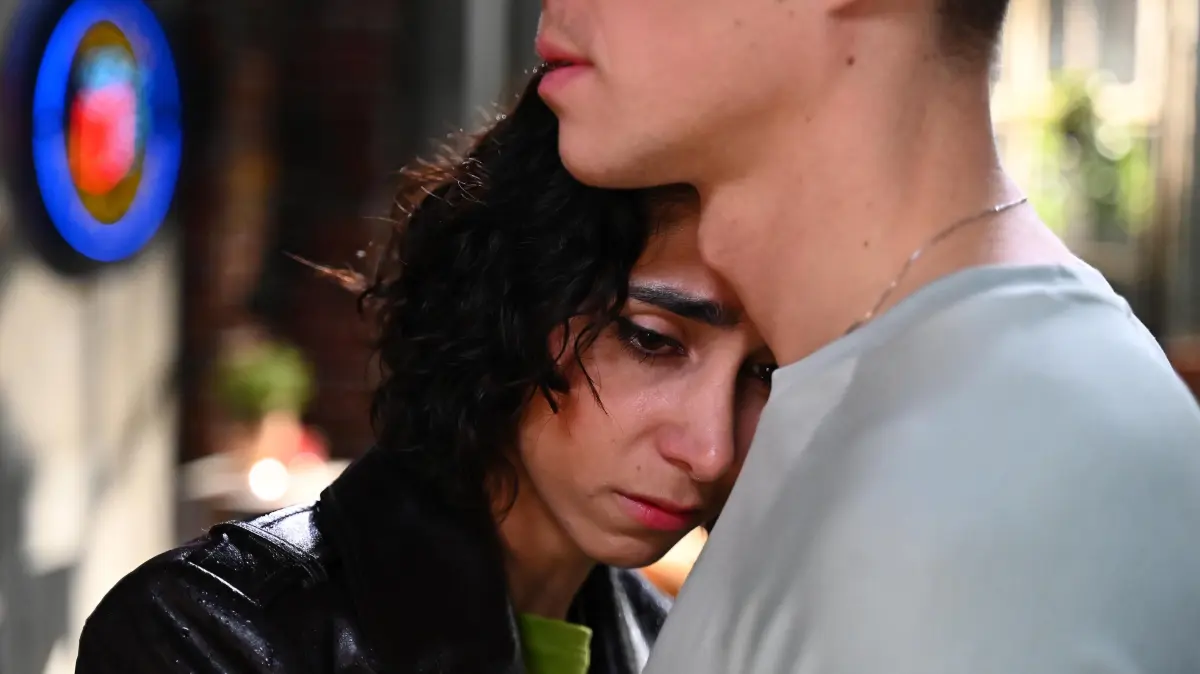 Leyla (Suri Abbassi) und Elias (Robin Schick) sind hart getroffen und halten sich gegenseitig.