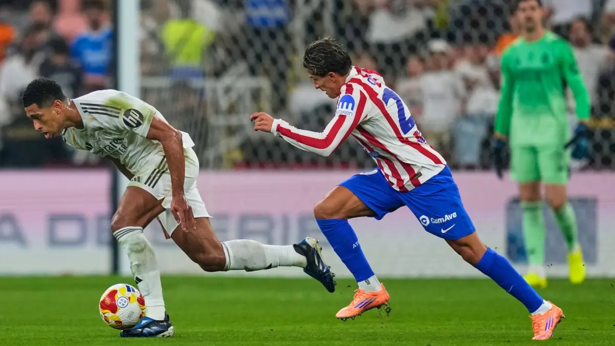 Atlético Madrid - Real Madrid: 08.01.2026, Saudi-Arabien, Dschidda: Fußball: Supercup, Spanien, Atlético Madrid - Real Madrid, Halbfinale, King Abdullah Sports City-Stadion. Jude Bellingham (l) von Real Madrid läuft mit dem Ball neben Giuliano Simeone von Atletico Madrid. Foto: Altaf Qadri/AP/dpa +++ dpa-Bildfunk +++