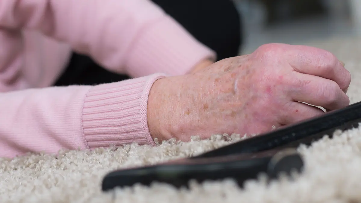 NPG-Lizenz - seniorin sturz alt alter alte senioren frau gehstock notruf hilflos hilfe rettung teppich wohnung krankheit schlaganfall herzinfarkt tod schwäche