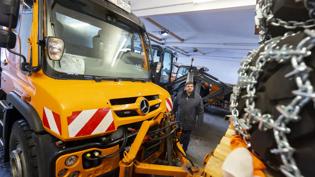 Bauhof Geislingen - einsatzbereite Räum- und Streufahrzeuge in der Fahrzeughalle