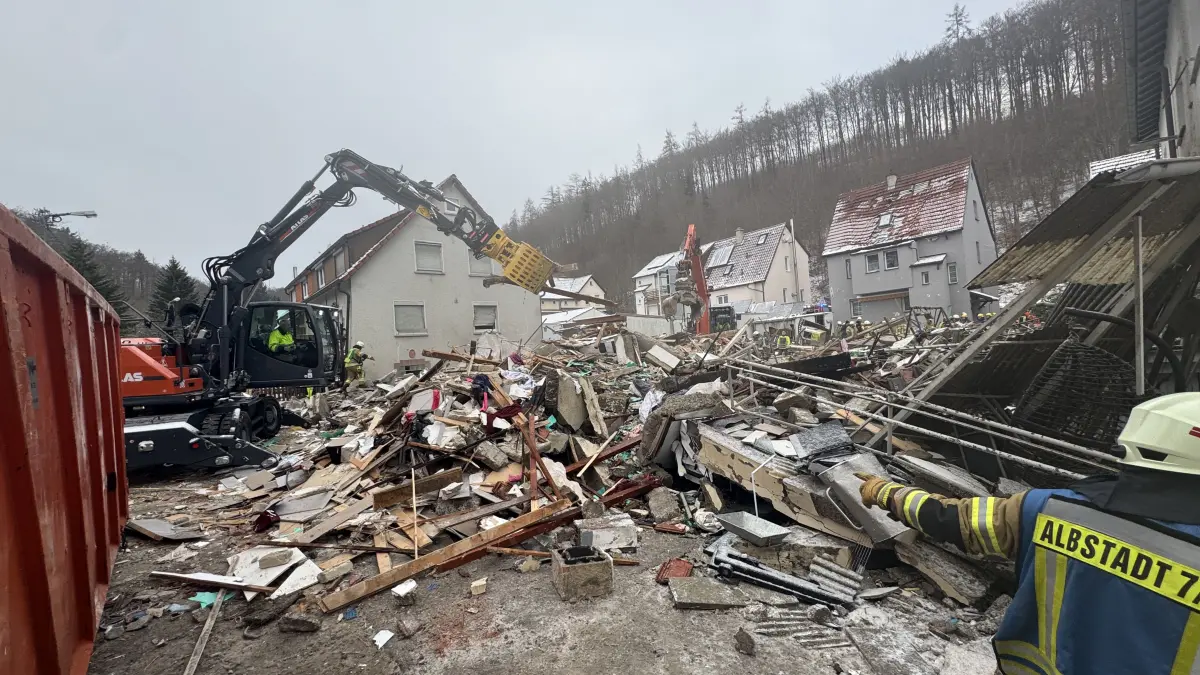 Die Einsatzkräfte sind auch nach Tagesanbruch noch im Einsatz, jetzt wird der Grad der Zerstörung deutlich.