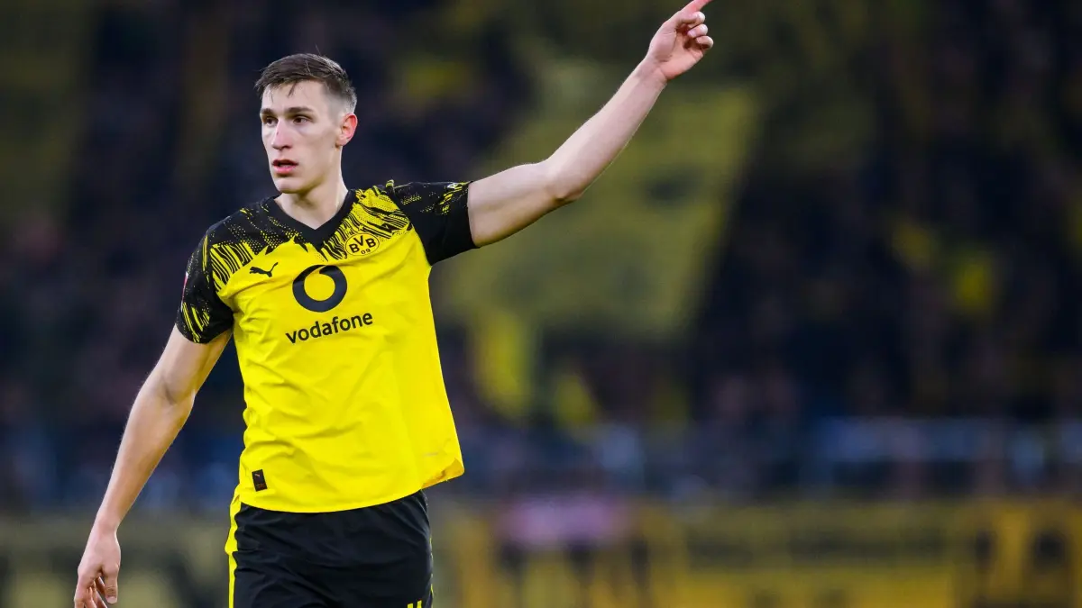 Nico Schlotterbeck: ARCHIV - 14.12.2025, Baden-Württemberg, Freiburg im Breisgau: Fußball: Bundesliga, SC Freiburg - Borussia Dortmund, 14. Spieltag, Europa-Park Stadion. Nico Schlotterbeck (Borussia Dortmund) gestikuliert. Wo geht der Weg des Abwehrspielers hin? (zu dpa: «Kehl vor Re-Start: «Müssen im letzten Drittel stärker werden»») Foto: Tom Weller/dpa +++ dpa-Bildfunk +++