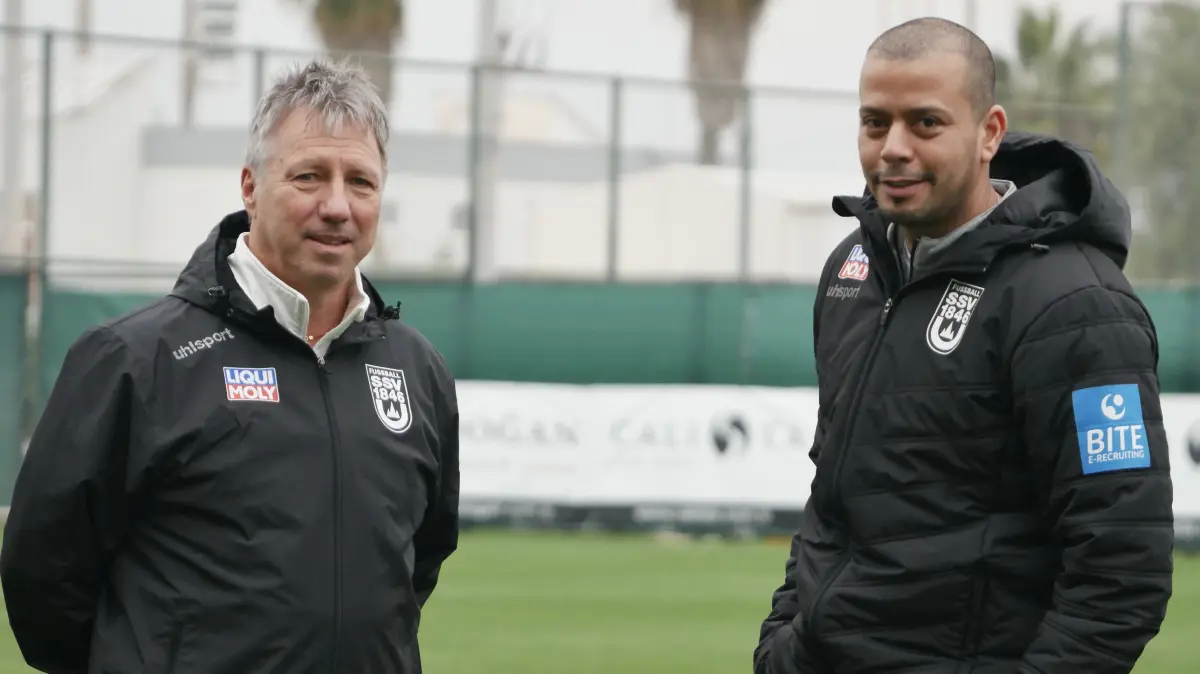 Der neue Vorstand des SSV Ulm 1846 Fußball, Robert Holzer und Dominik Schwärzel, verfolgen im Trainingslager in Belek die Vormittagseinheit.