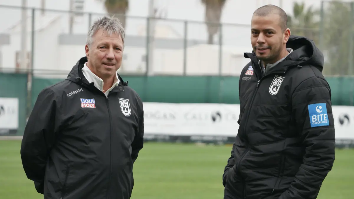 Der neue Vorstand des SSV Ulm 1846 Fußball, Robert Holzer und Dominik Schwärzel, verfolgen im Trainingslager in Belek die Vormittagseinheit.