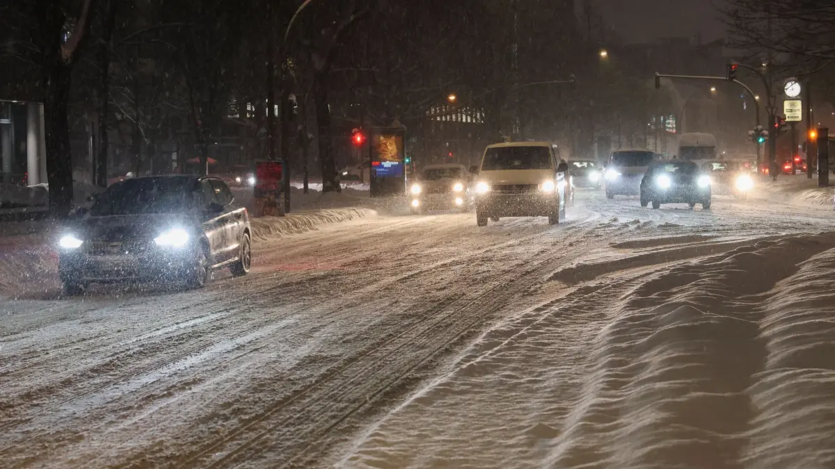 Winterwetter in Norddeutschland: 08.01.2026, Hamburg: Langsam fahren die Autos und Fahrzeuge bei Schneefall über die Kieler Straße. Foto: Christian Charisius/dpa +++ dpa-Bildfunk +++