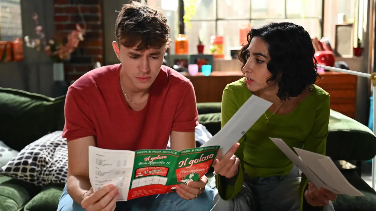 Leyla (Suri Abbassi) besteht irritiert darauf, dass Elias (Robin Schick) seine Post öffnet. Sie ahnen nicht, dass der Brief ihre Beziehung auf den Kopf stellen wird.